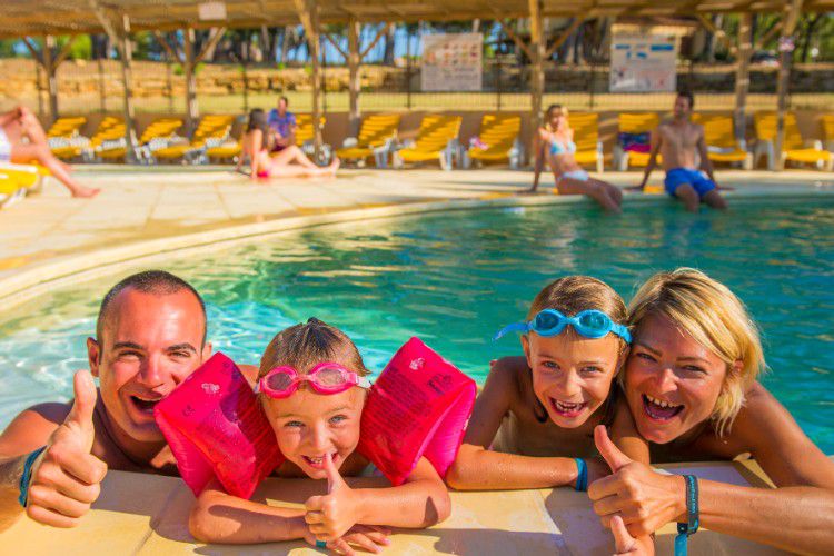 Les Dauphins tarifs et avis Camping 83270 SaintCyrsurMer Camping and co